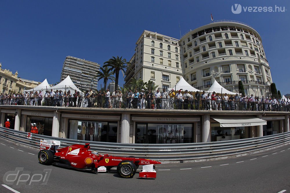 Fernando Alonso a Ferrarival a Casino-tér előtt