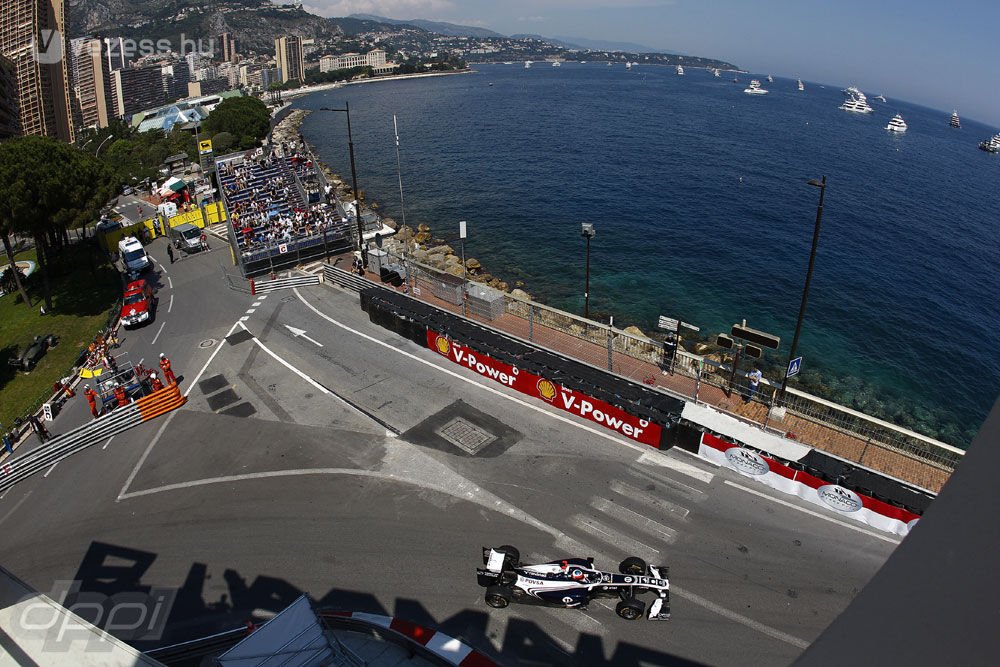 F1: Törtek az autók az edzésen 22