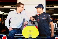 Vettel és Simon Sproule, az Infiniti marketing-igazgatója