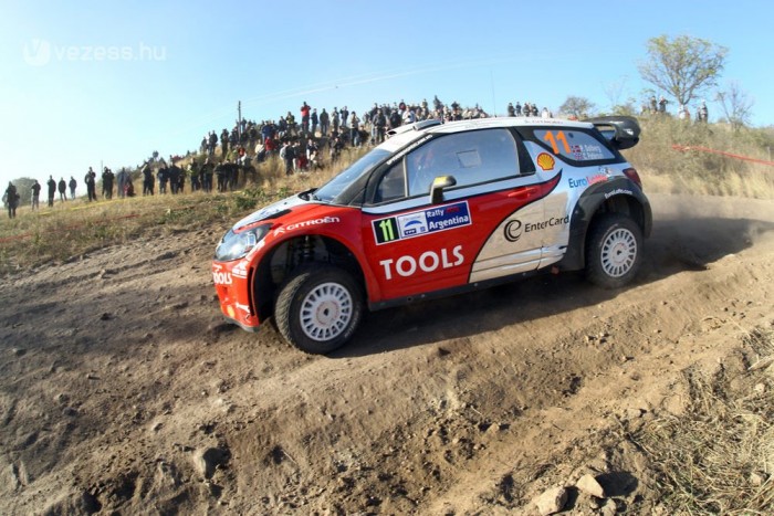 Durva autózással vezet Latvala Argentínában 7