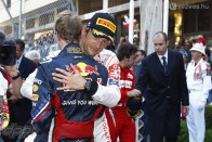 Jenson Button Sebastian Vettelnek gratulál monacói győzelméhez