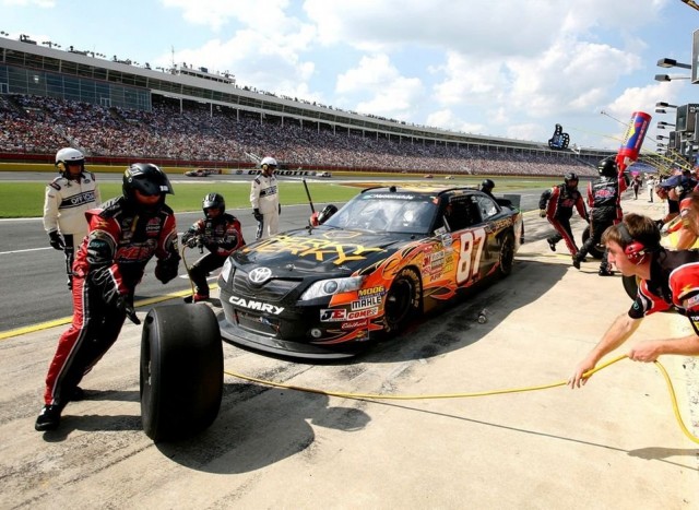 Kimi aranyköpéseivel hódít a NASCAR-ban 5 | Vezess A NASCAR-os kerékcserék még okoznak meglepetéseket Kiminek