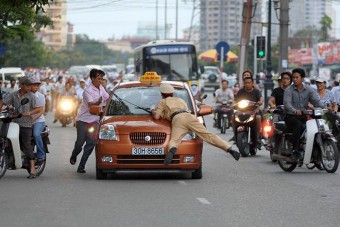Megregulázzák a rendőröket