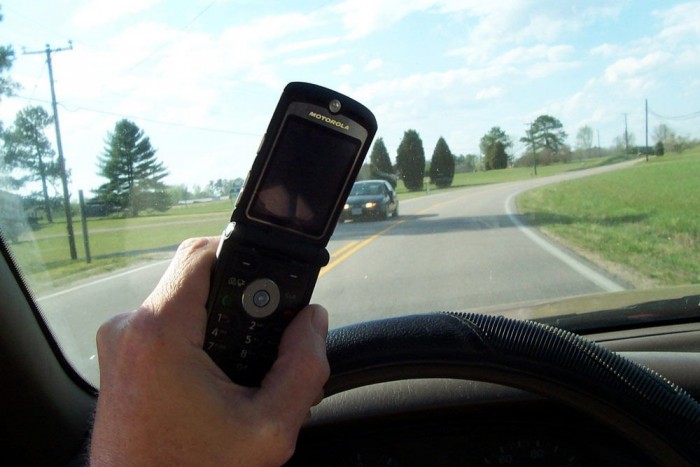 Így jár, aki vezetés közben SMS-ezik