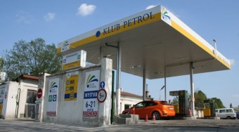 Tankolt, nem fizetett, rendőrt ütött