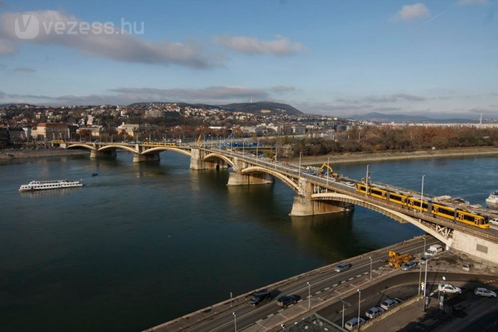 Az útra terelik a Margit híd gyalogosait 11 Az útra terelik a Margit híd gyalogosait 11