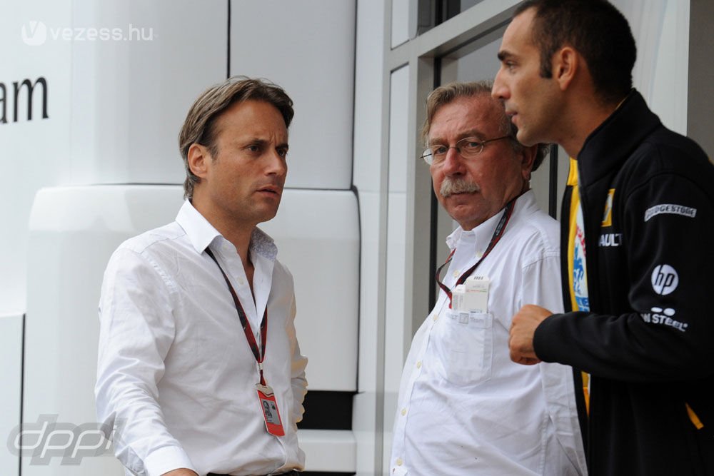 Adam Parr, a Williams vezetője a Renault szakembereivel