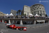 Fernando Alonso a Ferrarival a Casino-tér előtt