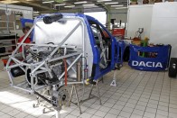 Gumit éget a Dacia-szörny 42