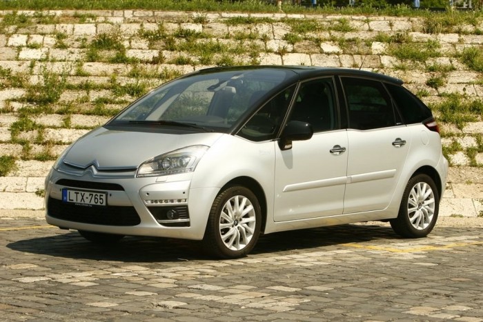 5,9 millió a belépő 1,6-os dízel (Tendance felszereltség), a mi Exclusive-unk 7,055 milla listaáron. Persze ebből lejön a minden Citroenre érvényes fél-egymilliós azonnali kedvezmény