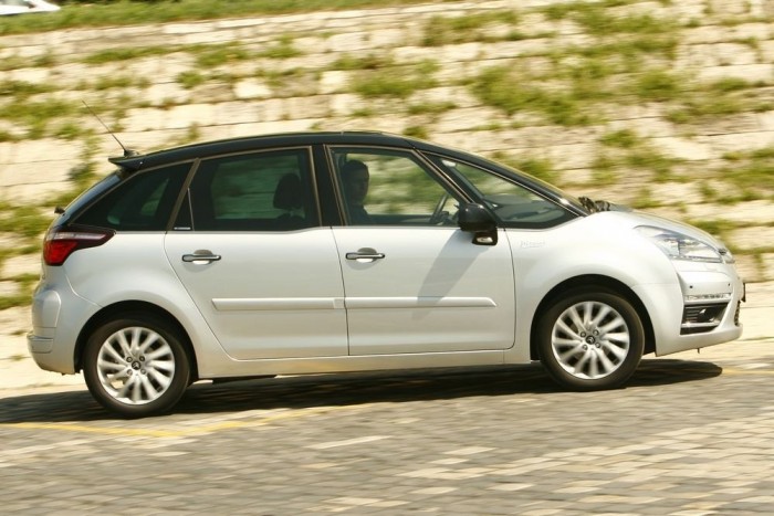 130-ig kellő dinamikával, szerény étvággyal mozgatja a jó 14 mázsát az 1,6-os dízelmotor