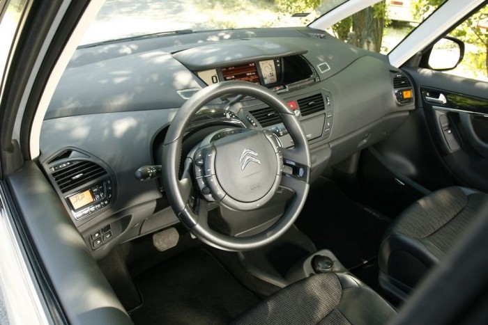 Sok-sok hely biszbaszoknak, italoknak, telefonoknak