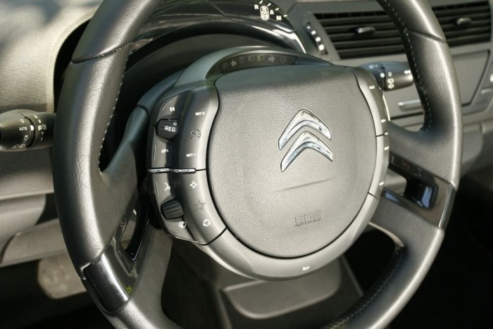 A kormányagy fix. Az új C5-tel, C4-gyel, C3-mal a Citroen kvázi beismerte, hogy nem vált be ez az elvben logikus és jó megoldás, mehet a múzeumba a találmány