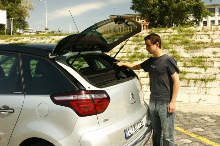 A hátsó szélvédő külön felnyitható