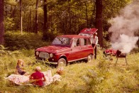 1961 nyarán jelent meg az első fotó az R4-ről, a francia sajtó augusztusban látta, a nagyközönség ősszel a Párizsi Autószalonon