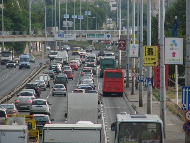 Hosszabb buszsáv, hosszabb dugó a Budaörsi úton 3 A biciklisekkel is ki van tolva: beszorulhatnak szabályosan a buszok és az autók közé, vagy mehetnek szabálytalanul a járdán