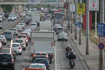 Az autókat is beengedik a buszsávokba