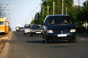 A drága benzin miatt gyorsabban hajtunk?