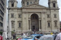 Michelisz BMW 320TC-je és a Chevrolet Cruze 1.6T a Bazilika előtt