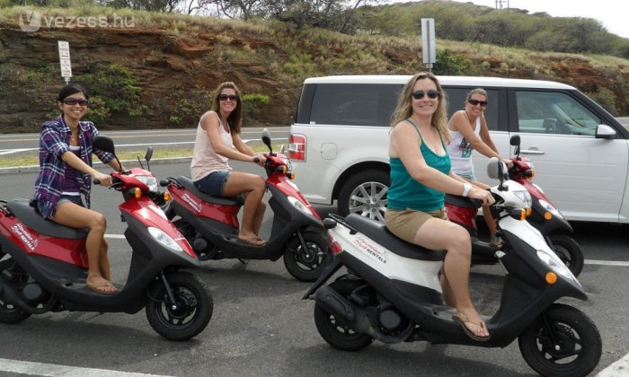 Lopott motorral sisak nélkül  ne