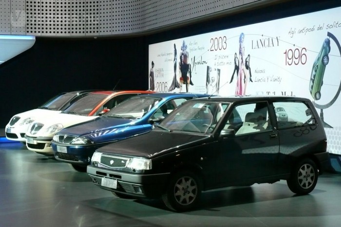 Íme az elődök. A kép szélén az Y10, amely luxusfelszereltségű kisautóként messze megelőzte korát