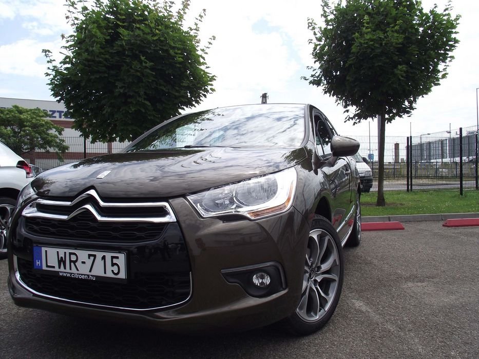 A DS4 hozza az elvárt francia különcséget, inkább harsány mint elegáns, megvan benne az a szerethető szétszórtság, bohóság, amiért élnek halnak az igazi Citroën rajongók.