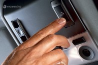 Életmentő vészhívó a magyar autókba 7 Az utasok is hívhatják a központot