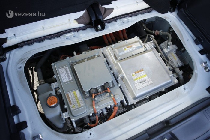 1000 forintból autóval Pestről Nagykőrösre 10 | Vezess Az elektronika alatt lapul a váltakozó áramú szinkronmotor