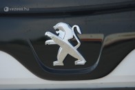 A Peugeot történetében először gyöngyház-fehér/krómozott az Oroszlán, ez a zéró emissziójú járművek megkülönböztető jele.