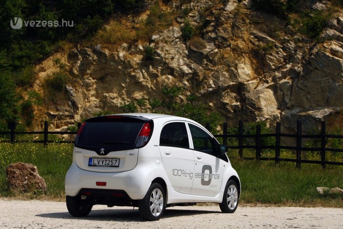 1000 forintból autóval Pestről Nagykőrösre 13 | Vezess 970 forintból tölthető fel a padlóba rejtett lítium-ion akkumulátor