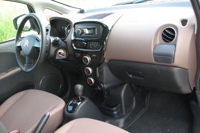 A vidám világos belső feldobja az autót, és optikailag is tágítja. Rá is fér