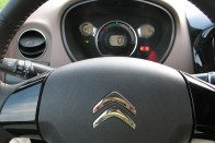 A Citroen-logo az egyetlen különbség odabent a Peugeot Ionhoz képest