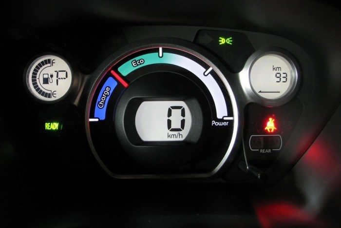 Egy pillanat átállni a hagyományos autós műszerekről a C-Zero vidám kijelzőjének logikájára