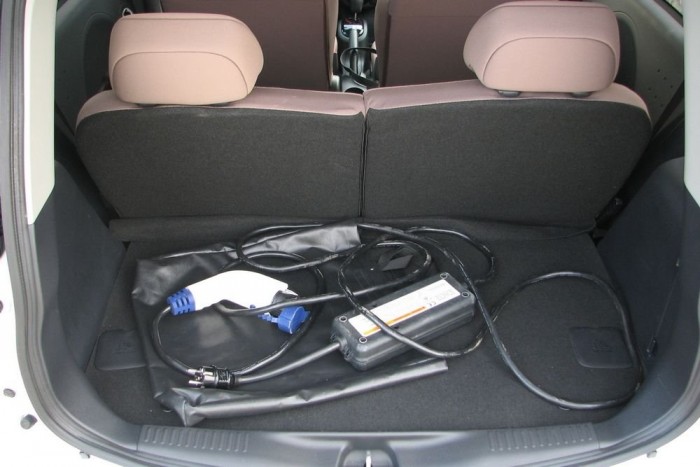 A gyári töltő indokolatlanul hatalmas, praktikusabb lenne egy porszíó-szerűen felcsévélhető zsinór. Közterületen Pesten hány percig lenne meg a kocsiból is, a falból is kihúzható kábel?