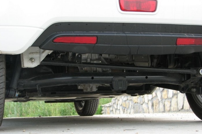 Egyszerű, de praktikus a Panhard-rudas hátsó futómű. Stabil és kényelmes vele a kocsi