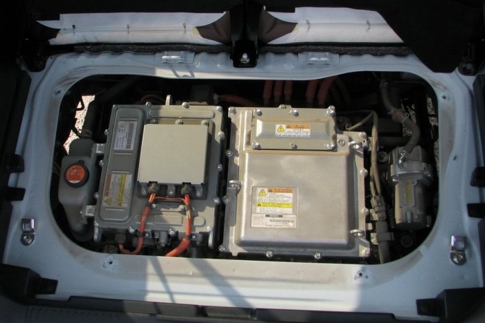 A motor a csomagtartó alja alatt