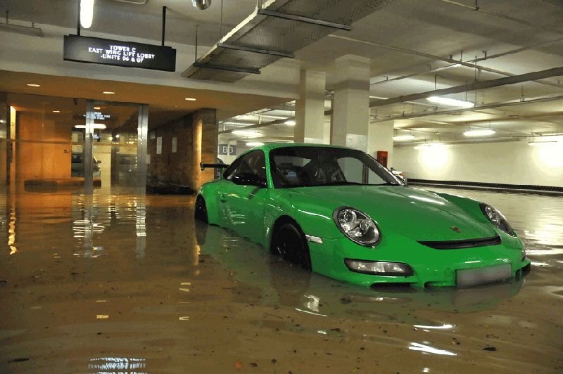Egy Porsche 911 úszni tanul