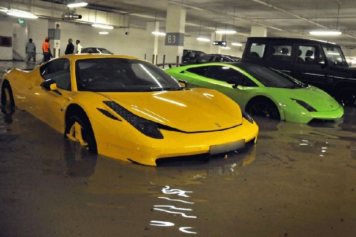 Milliárdos sportautók a víz alatt 2 Erre senki sem számított a milliomosnegyedben, a Ferrari 458 Italia, Lamborghini Gallardo, és a Porsche 911 RS2 tulajdonosai tehetetlenül szemlélik a koszos lében úszó méregdrága gépeket.