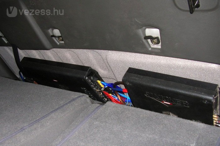 Erősítők az ülések háttámlájára rögzítve