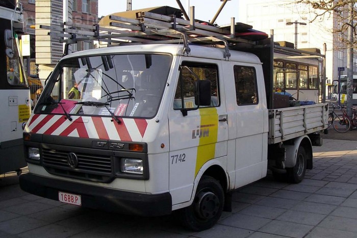 Facelift utáni LT35-ös, szögletes lámpákkal, sok műanyaggal