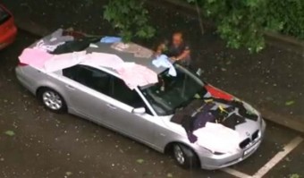 Az asszony ruháival jégverés ellen