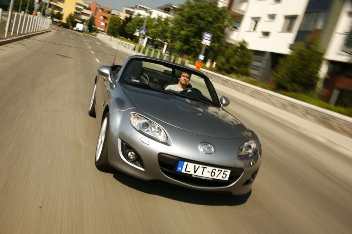 Ötvennel gurigázni, és élvezni a napsütést, erre is tökéletes az MX-5!