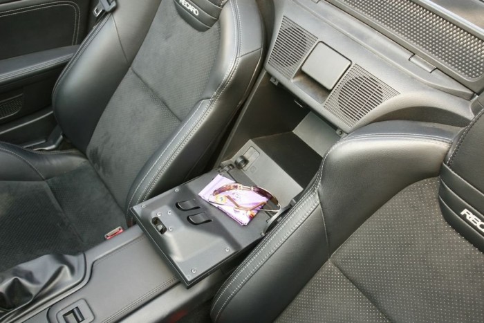 Körülbelül ennyi poggyász elég is, napszemüveg és amorf masszává lágyult táblás csoki