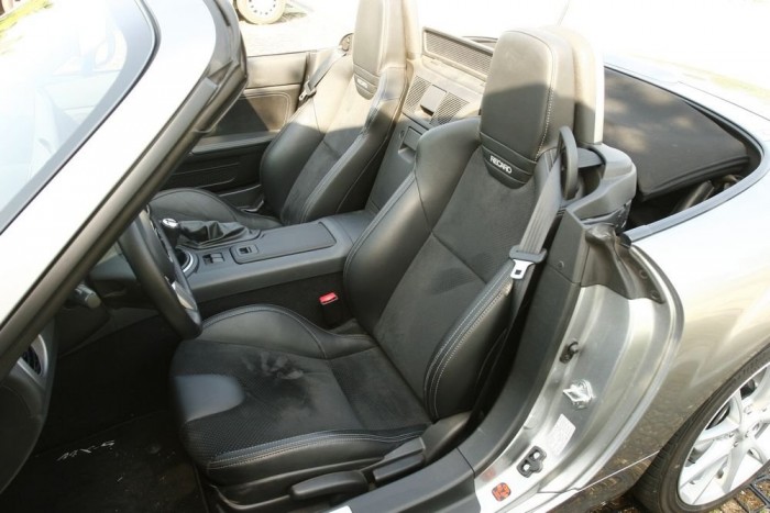 Beszállni körülményes, de utána ölel a Recaro akár anya a gyermekét