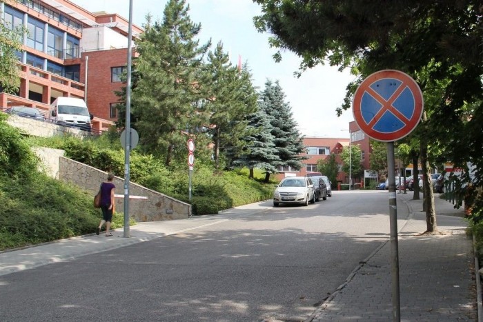 A Montevideóban mindenütt tilos parkolni, még szerkesztőségünk előtt is. Mint látható, ezt sokan még ma sem tudják.