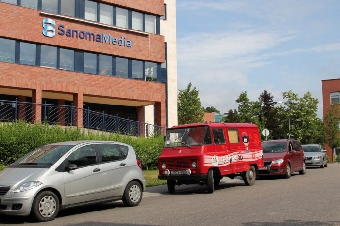 Kiadónk székháza előtt, ott, ahol a múlt héten még tuti szabad volt parkolni
