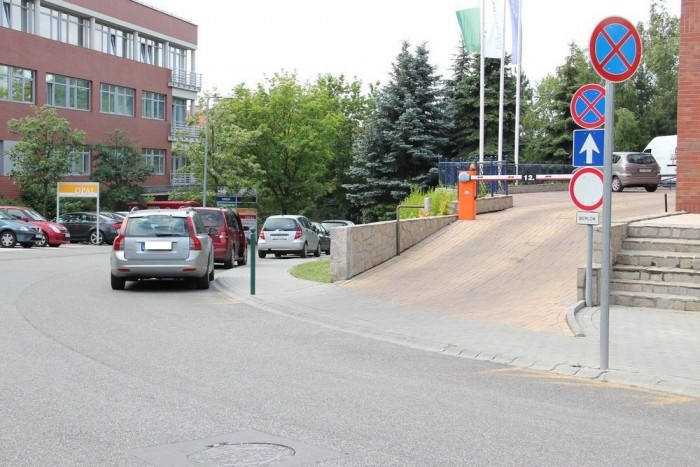 Életem első Megállni tilos-büntetése 15 A szabályozás hirtelenségét jelzi, hogy a vadiúj tábla mögött még ott vannak a csíkok, hogy hova nem volt szabad eddig parkolni