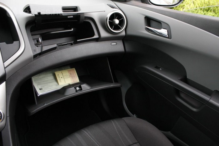 Két kesztyűtartó is van, USB-csatlakozó a felszereltségtől függően jár