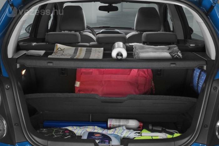 A kivett kalaptartó a támla mögötti résbe csúsztatható