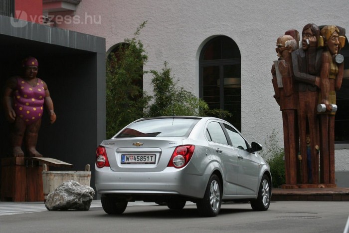 Nincs mivel lehúzni a szedán csomagtérfedelét, hiányzik egy perem belülről